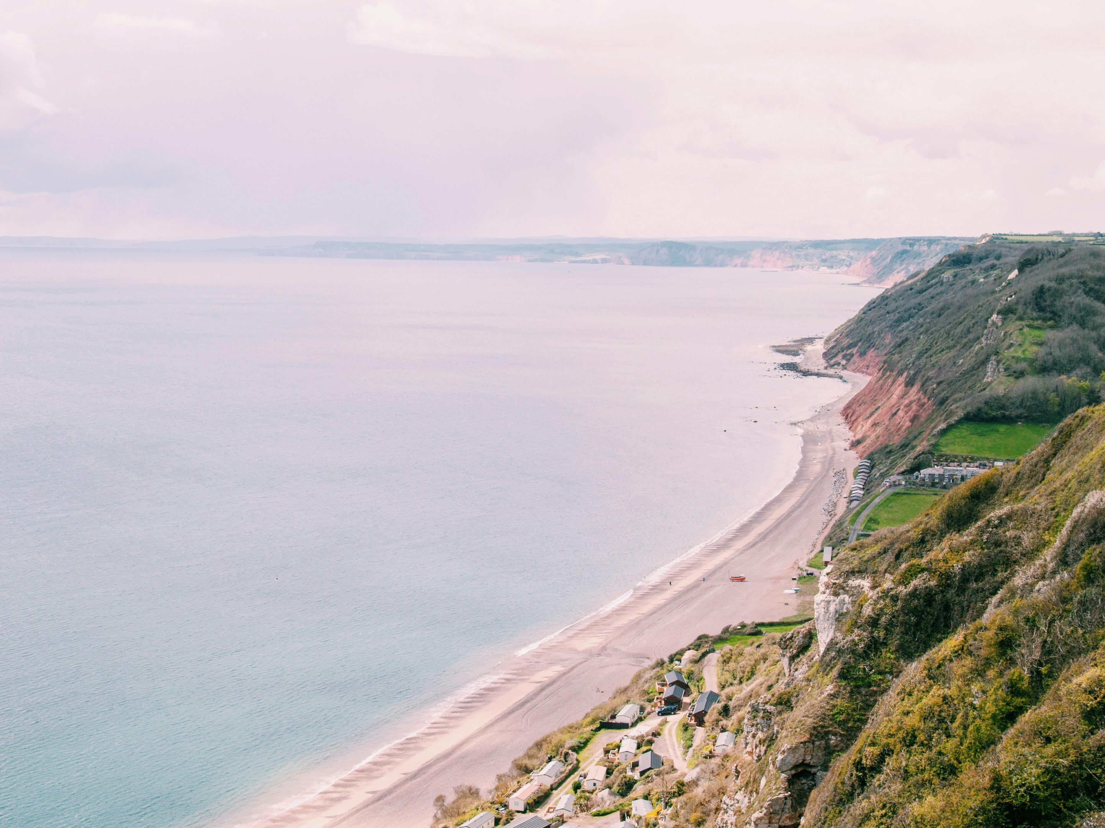 英鎊利率穩健引發連鎖效應：美國買家搶攻倫敦房市，英國大學嚴打申請資料造假