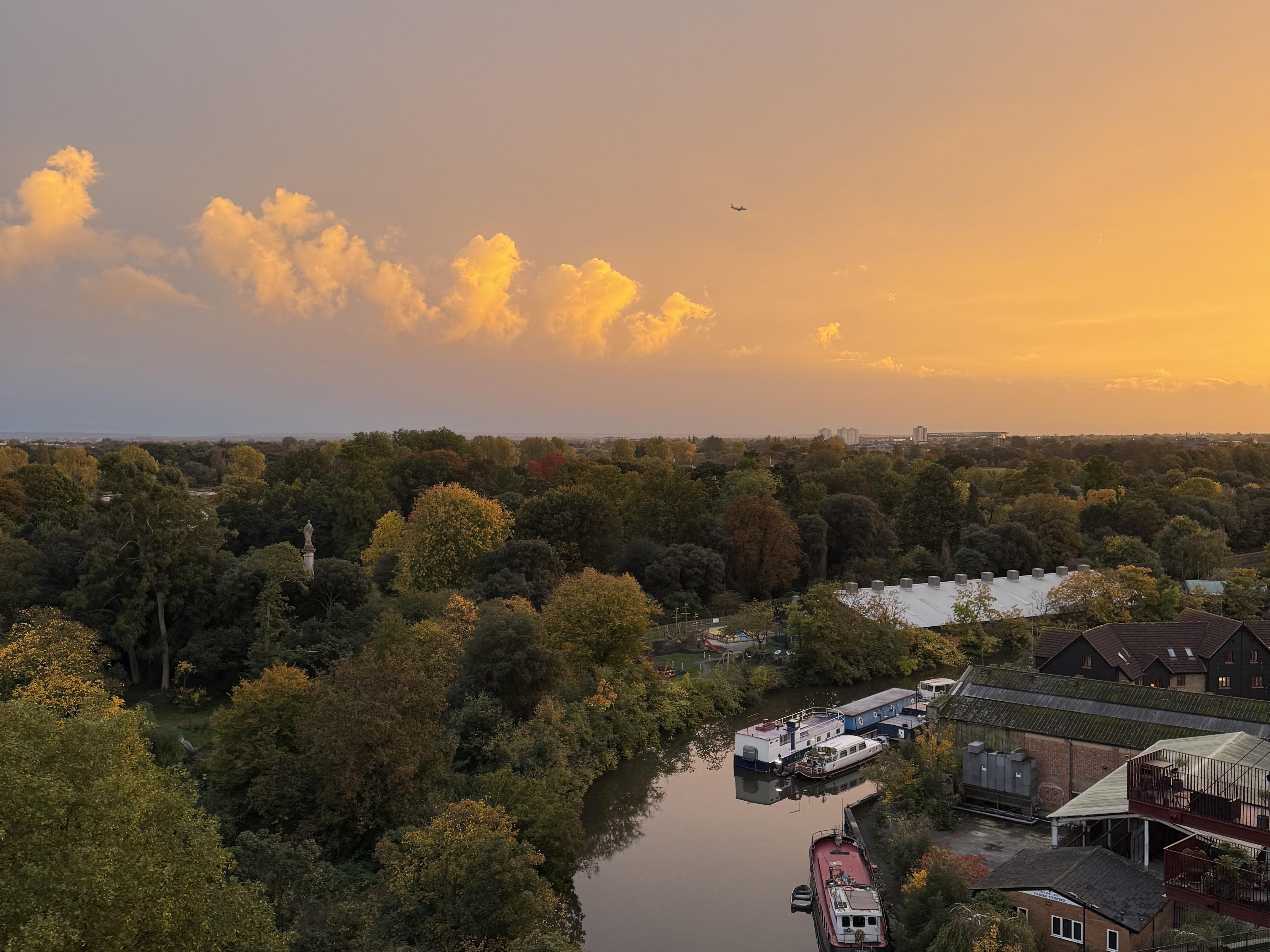 《秋季預算案》影響下的英國房地產市場動態：11月房價意外下跌，買房需求持續增長