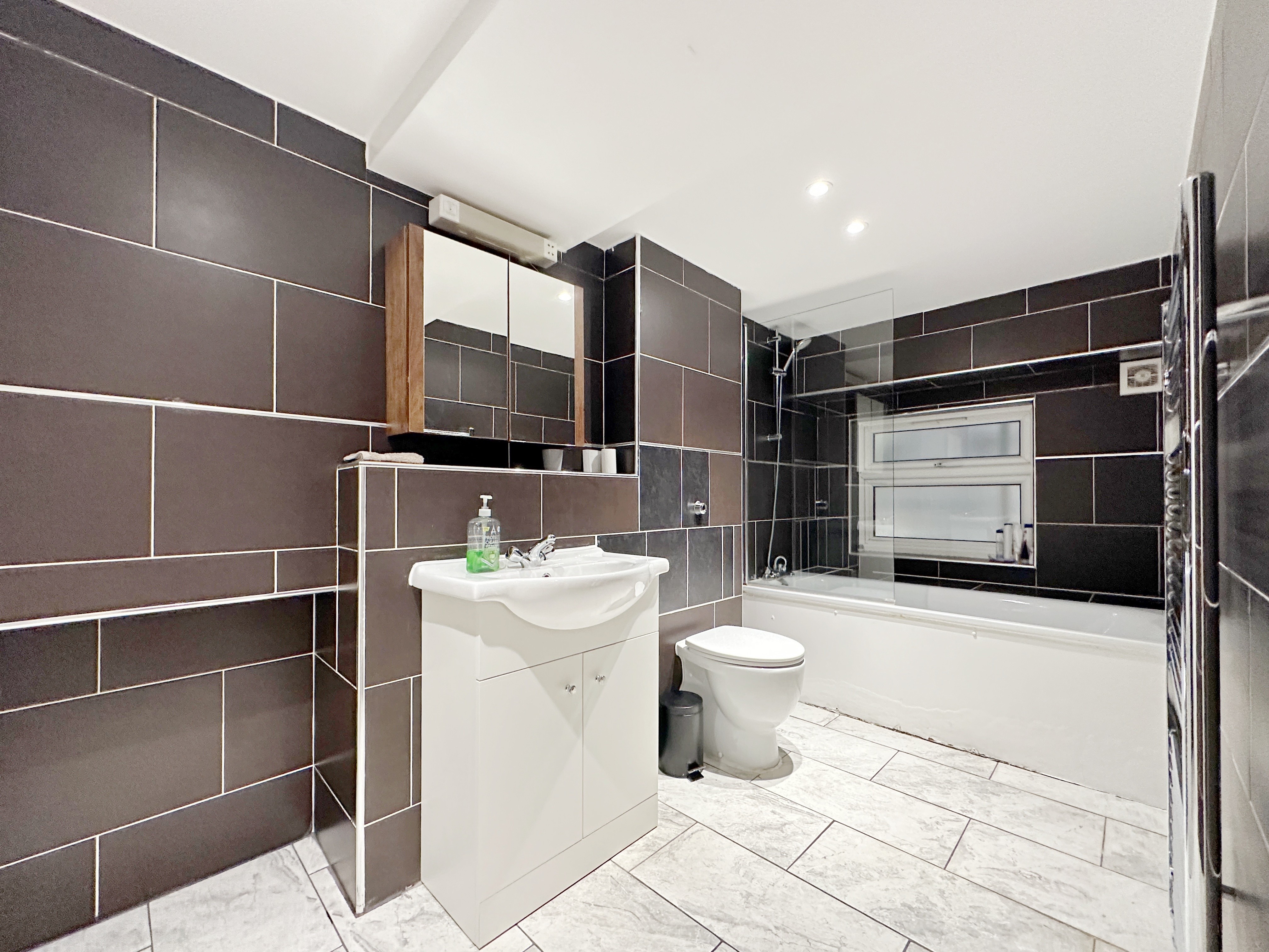 伦敦Cozy 3bedroom apartment near Elizabeth line 舒适3卧室公寓